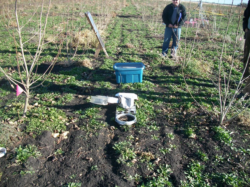 Automated soil carbon respiration measuring and monitoring clam